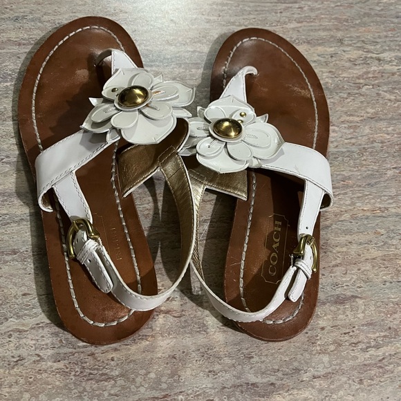 Coach thong sandals with embossed daisies - Picture 2 of 16
